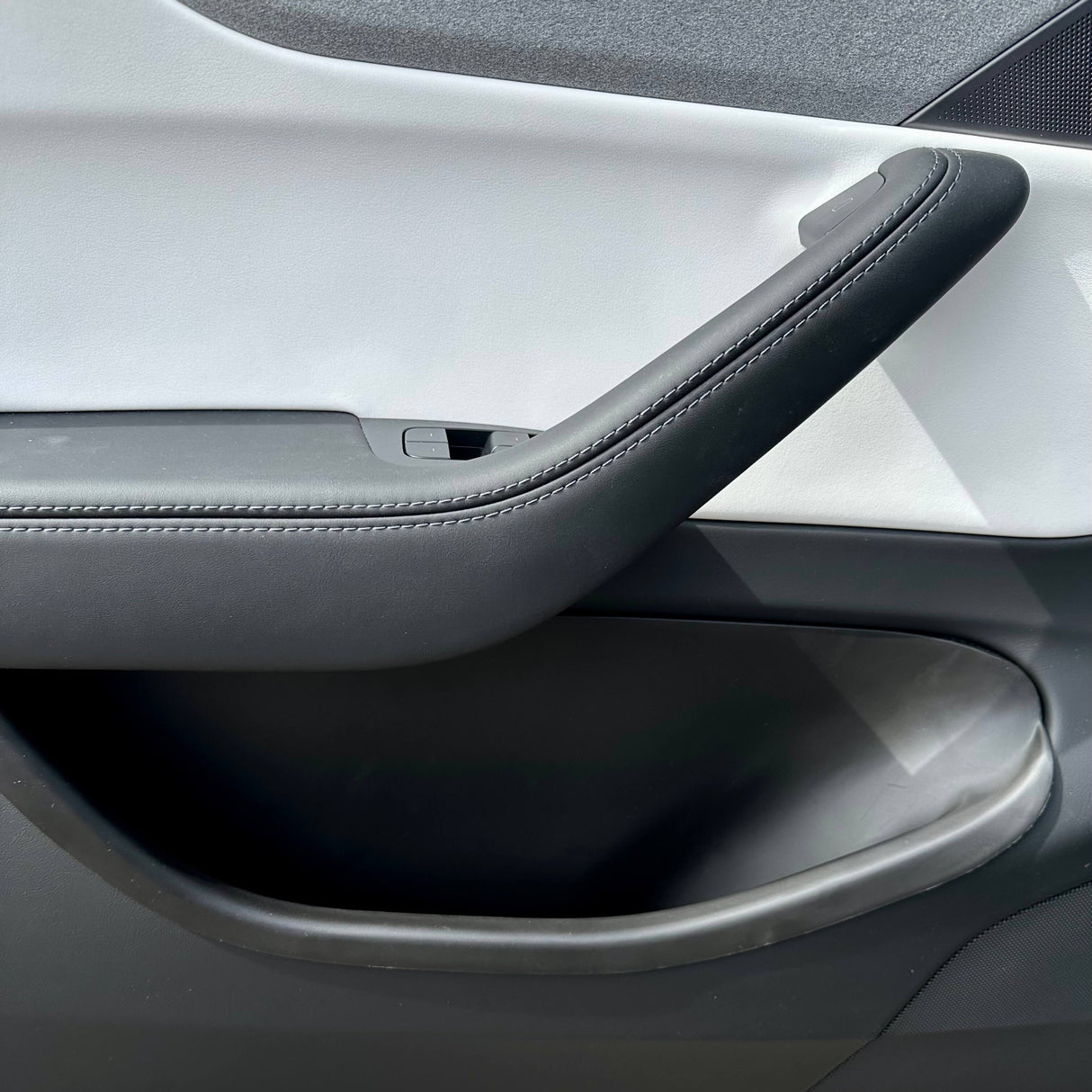 Närbild av dörrtröskel (XL) monterad i Tesla Model Y Juniper 2025.