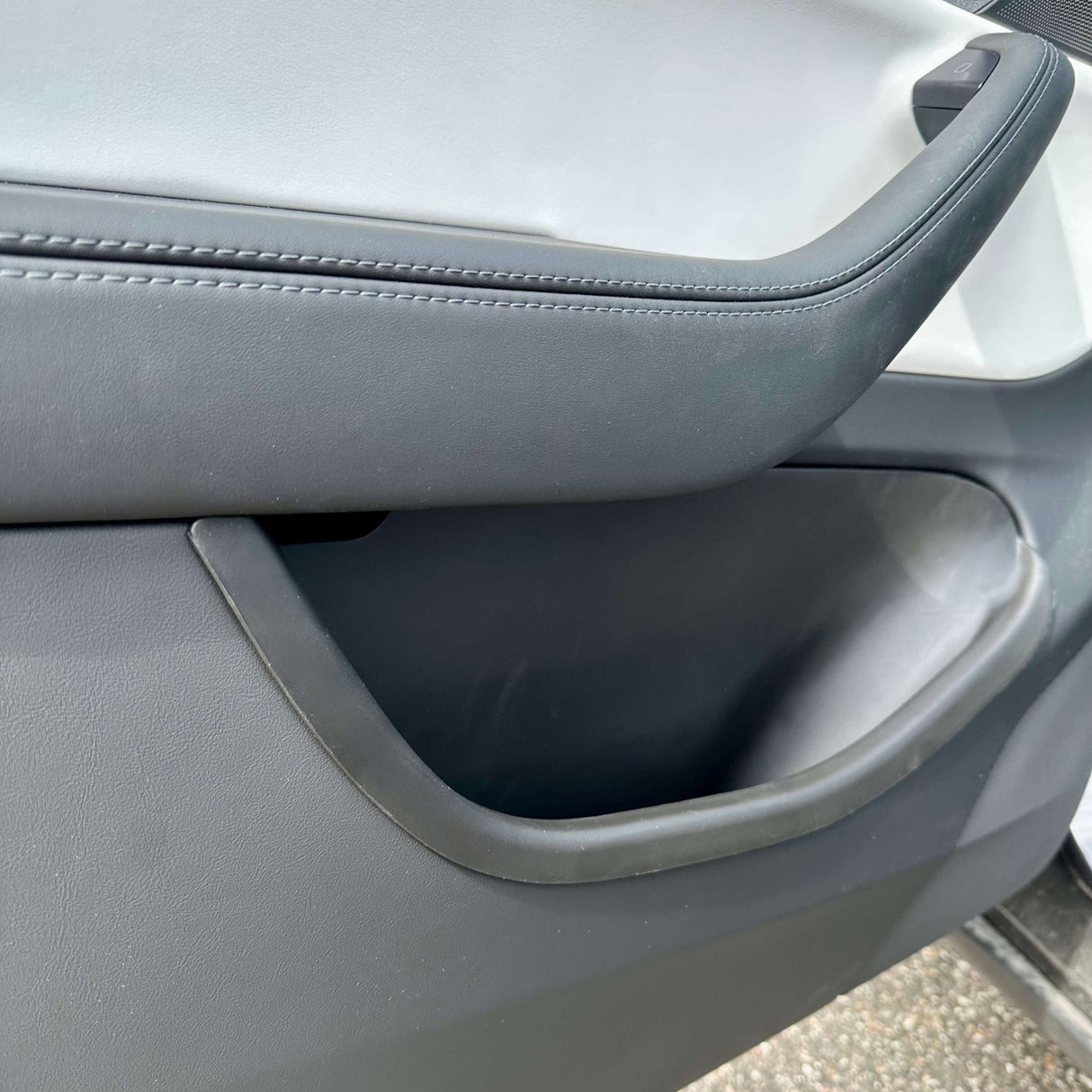 Dörrtröskel (XL) monterad i dörren på en Tesla Model Y Juniper 2025, sedd på nära håll.
