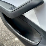 Dörrtröskel (XL) installerad i en Tesla Model Y Juniper 2025 dörrpanel, sett nära.
