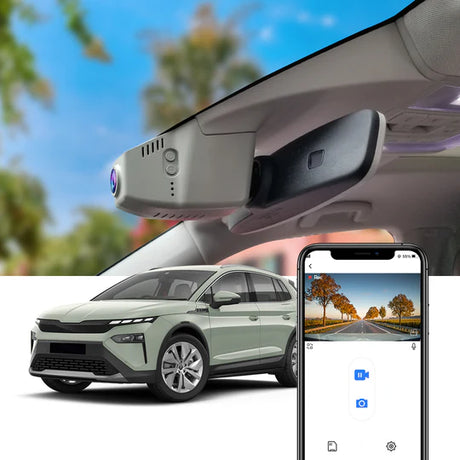 FitCamX dashcam installerad i Skoda Elroq 2025, visad med appens livebild på smartphone.