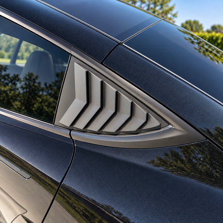 trekantede side louvres i mat sort designet og monteret på en Tesla Model Y.