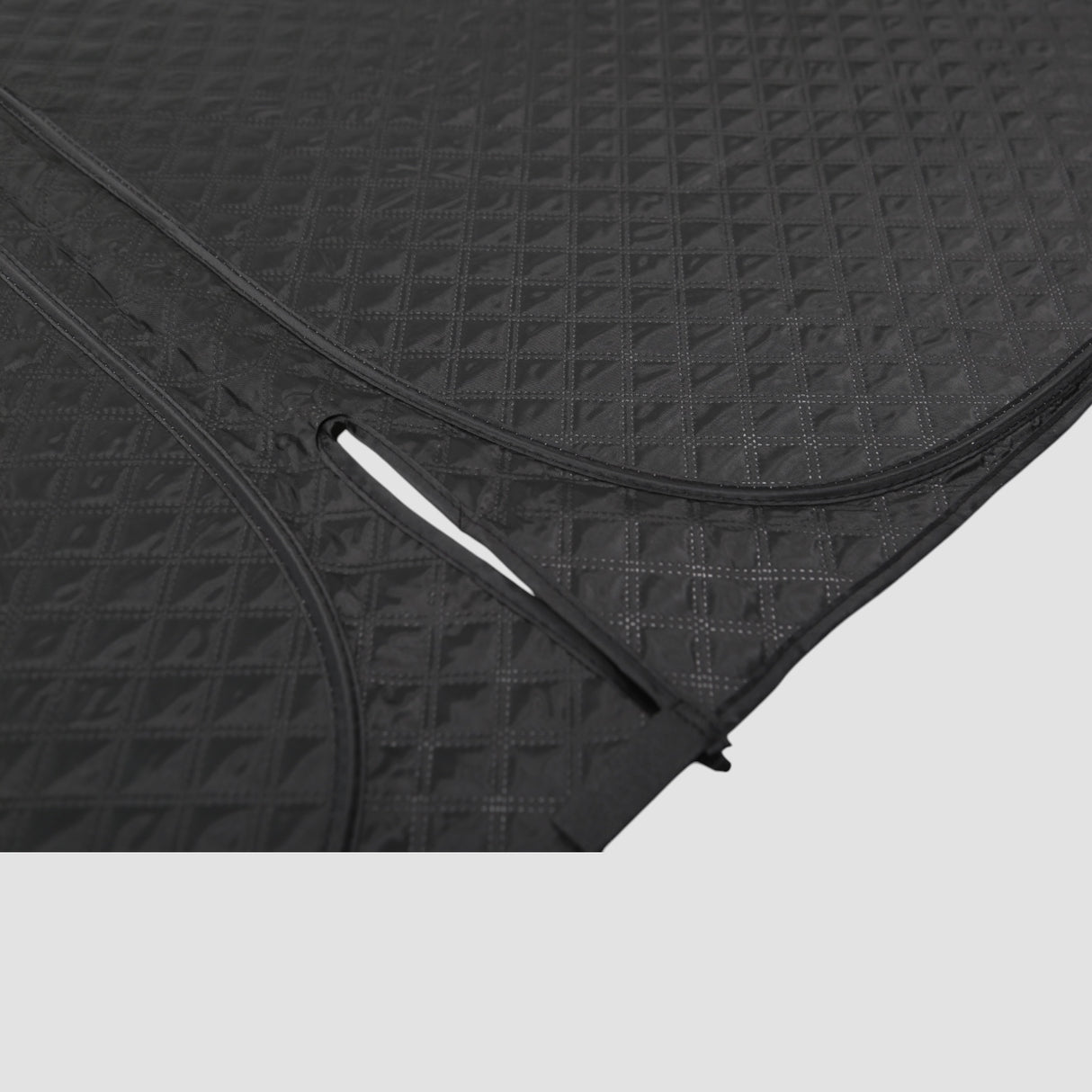 Detaljbild av svart täckning för fönster, designad för XPENG G6.
