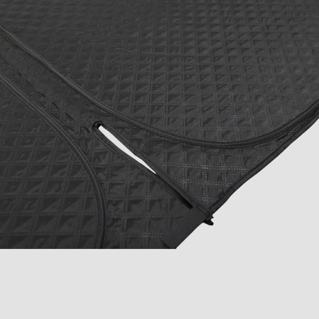 Detaljbild av svart täckning för fönster, designad för XPENG G6.