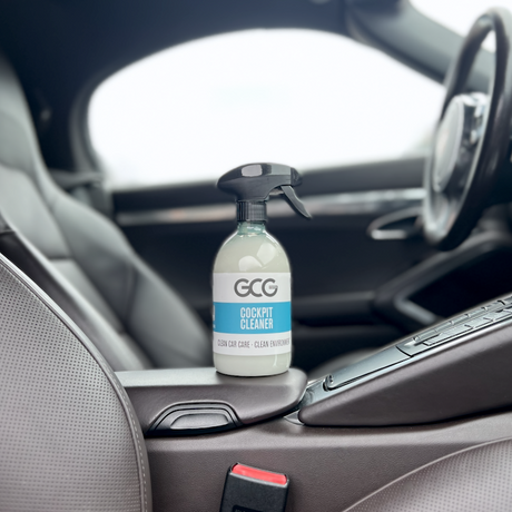 GCG MAX Cockpit Cleaner placerad i bilens interiör.