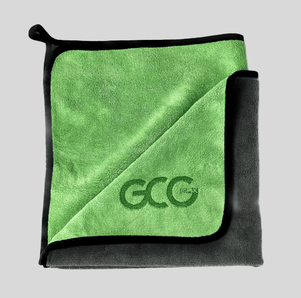 GCG MAX mikrofiberduk i grön och mörkgrå, vikt och med logotyp.
