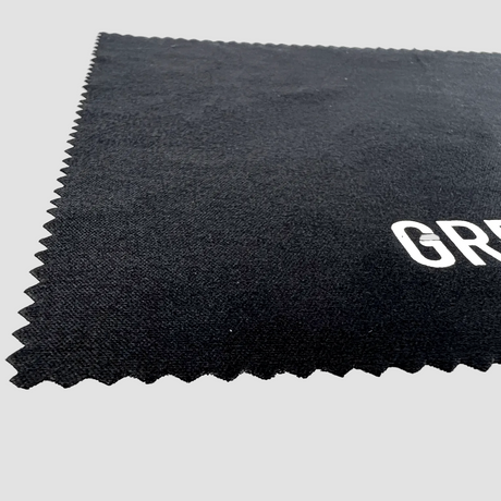 Svart mikrofiberduk med tandade kanter och "GRE" logotyp.