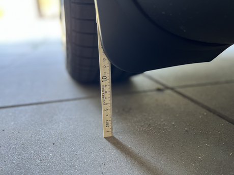 Stänkskydd mätt med tumstock på Tesla Model Y