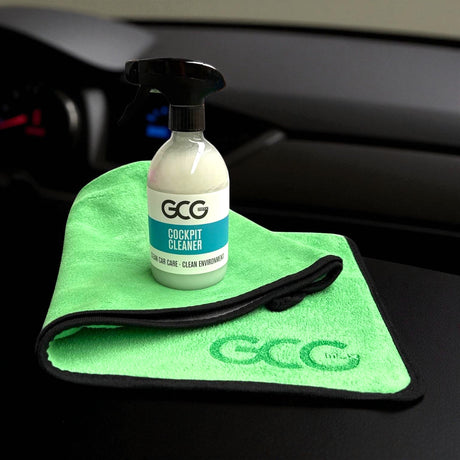 GCG MAX Cockpit Cleaner och grön mikrofiberduk