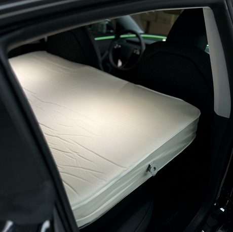 Luftmadrass för elbil sedd från passagerardörrens sida