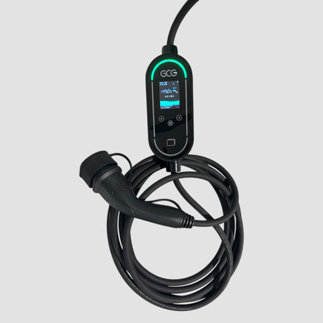 GCG MAX mobil laddare med lång svart kabel och kontakt redo att användas