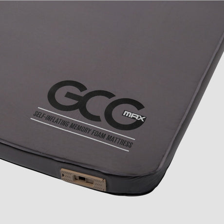 GCG MAX Komfort självuppblåsbar luftmadrass med memory foam, visad i närbild av hörnet.