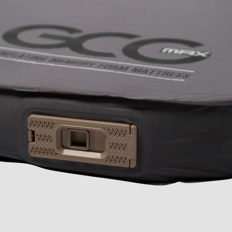 Närbild av GCG MAX Komfort luftmadrass med memory foam och pump i fokus.