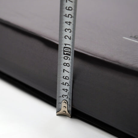 Måttband visar tjockleken på GCG MAX Komfort luftmadrass med memory foam.