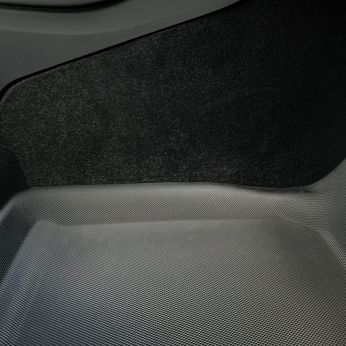 GCG MAX allvädersmatta för Tesla Model Y, nära detalj