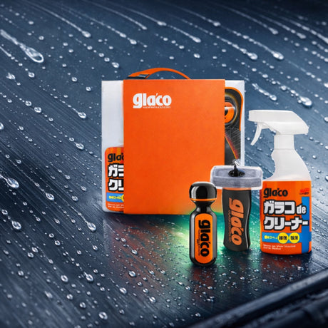 Glaco 3-i-1 produkter visade på en bilruta med vattendroppar
