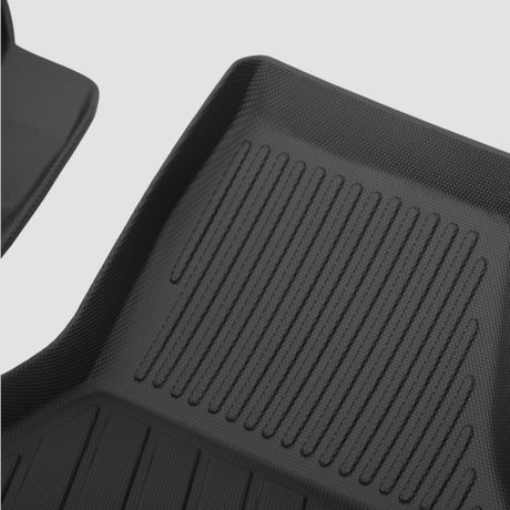 Detalj av svart 3D All Weather-mattset med räfflor för bilens bagageutrymme.