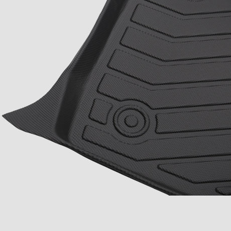 Detalj av svart 3D All Weather-matta med mönster och logotyp