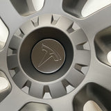 Närbild av MV Spin hjulkapsel med Tesla-logotyp