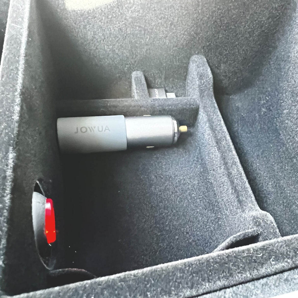 Förvaringsbox till armstöd (med ingång till 12v.) Passar Tesla Model 3/Y