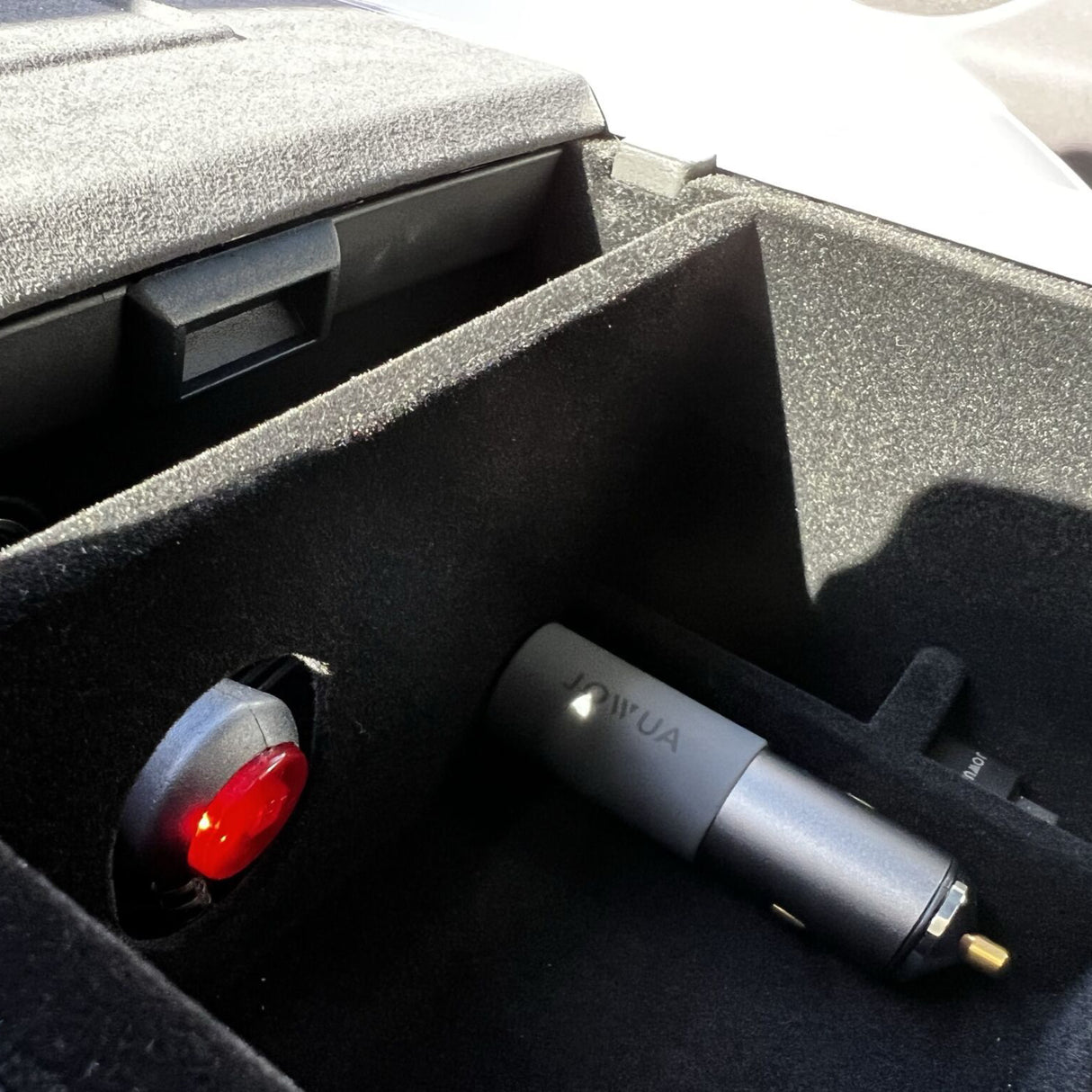 Förvaringsbox till armstöd (med ingång till 12v.) Passar Tesla Model 3/Y
