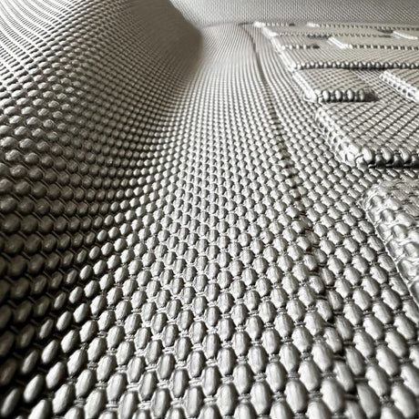 Närbild av halkfri yta på GCG MAX bagagerumsmatta för Tesla Model 3