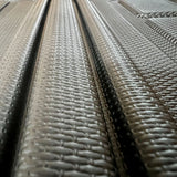 Närbild av svart bagagerumsmatta med texturerat halkfritt mönster