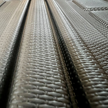 Närbild av svart bagagerumsmatta med texturerat halkfritt mönster