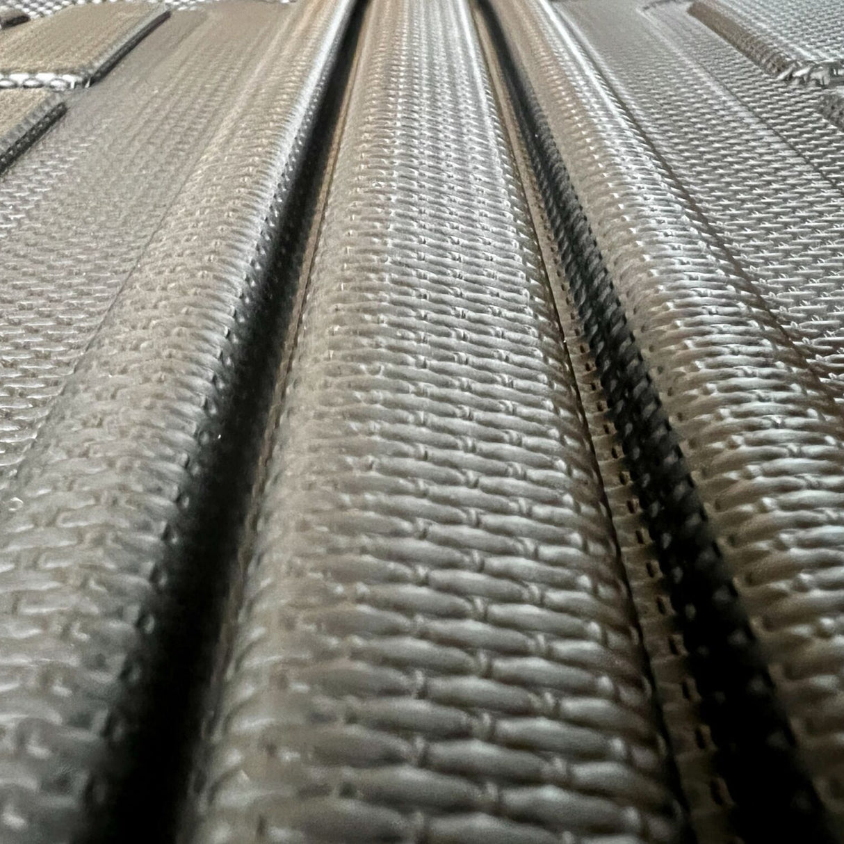 Närbild av svart GCG MAX 3D bagagerumsmatta textur och räfflor