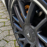 Kantskydd med självlysande kant på Tesla Model 3 Highland-fälg.
