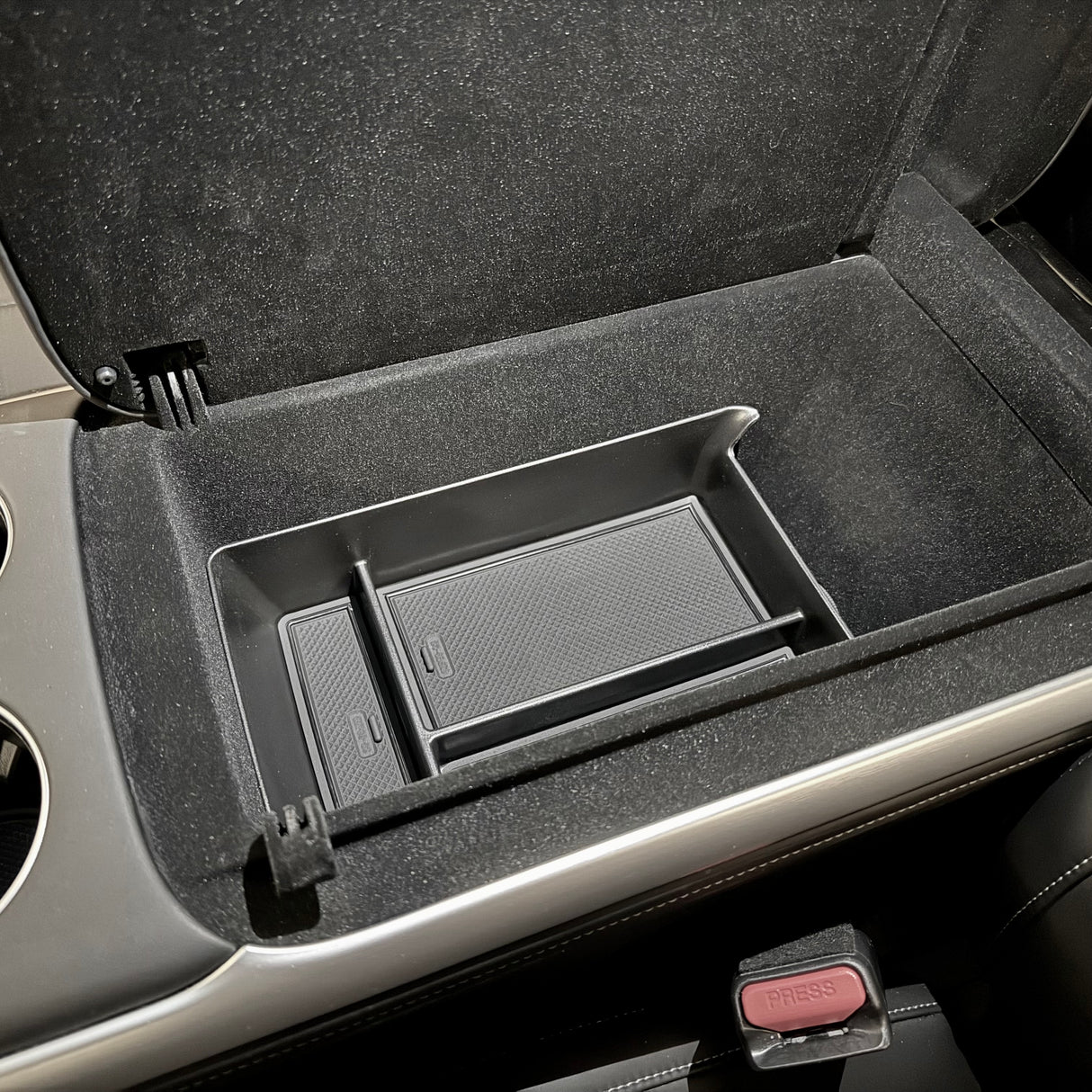 XPENG G9 förvaringsbox (armstöd)