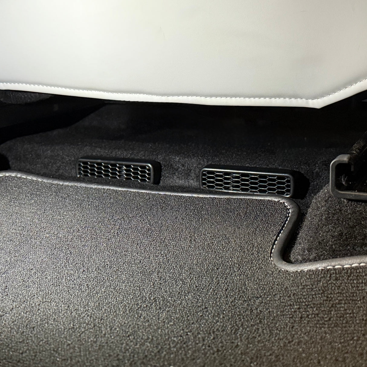 Cover till ventilationskanal under sätena - Xpeng G6