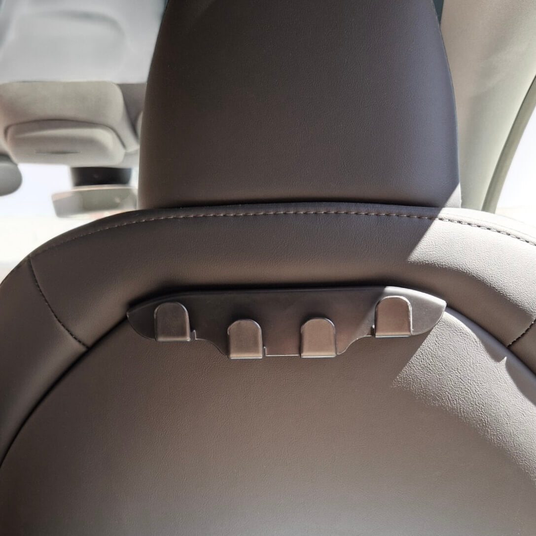 Minimalistisk nackstödskrok i svart design, anpassad för interiören i Tesla Model 3 och Y