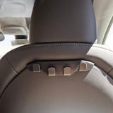 Minimalistisk nackstödskrok i svart design, anpassad för interiören i Tesla Model 3 och Y