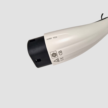Närbild av vit Typ 2 laddkontakt med 32A 480V märkning för elbil.