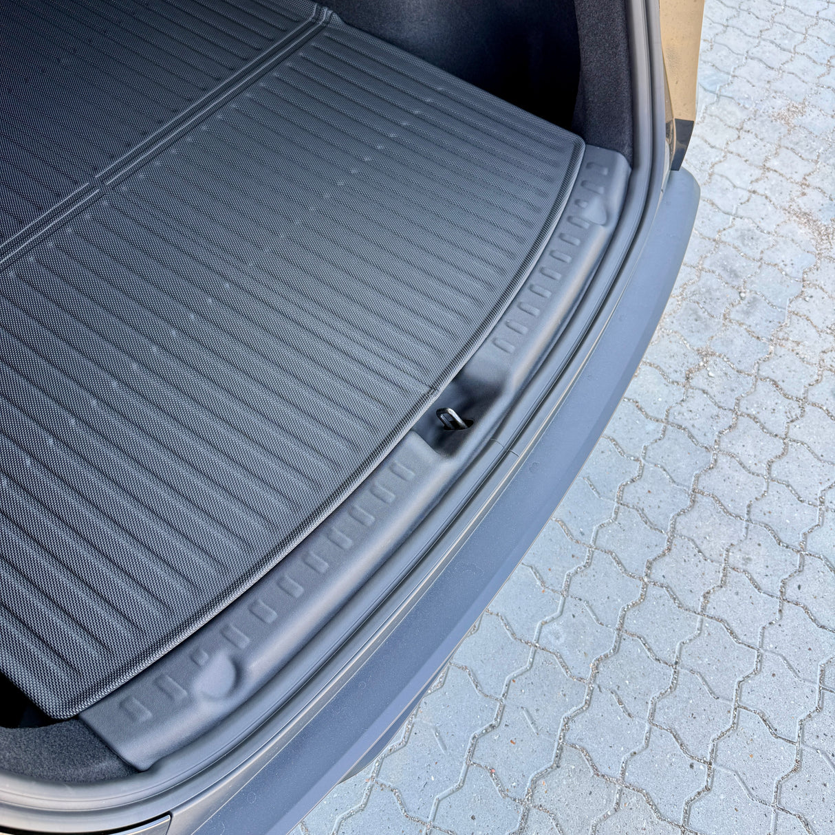 Skydd till lastkant - Tesla Model Y Juniper 2025