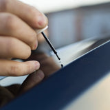 Lackstift som används för att göra ett repa i bilens lack