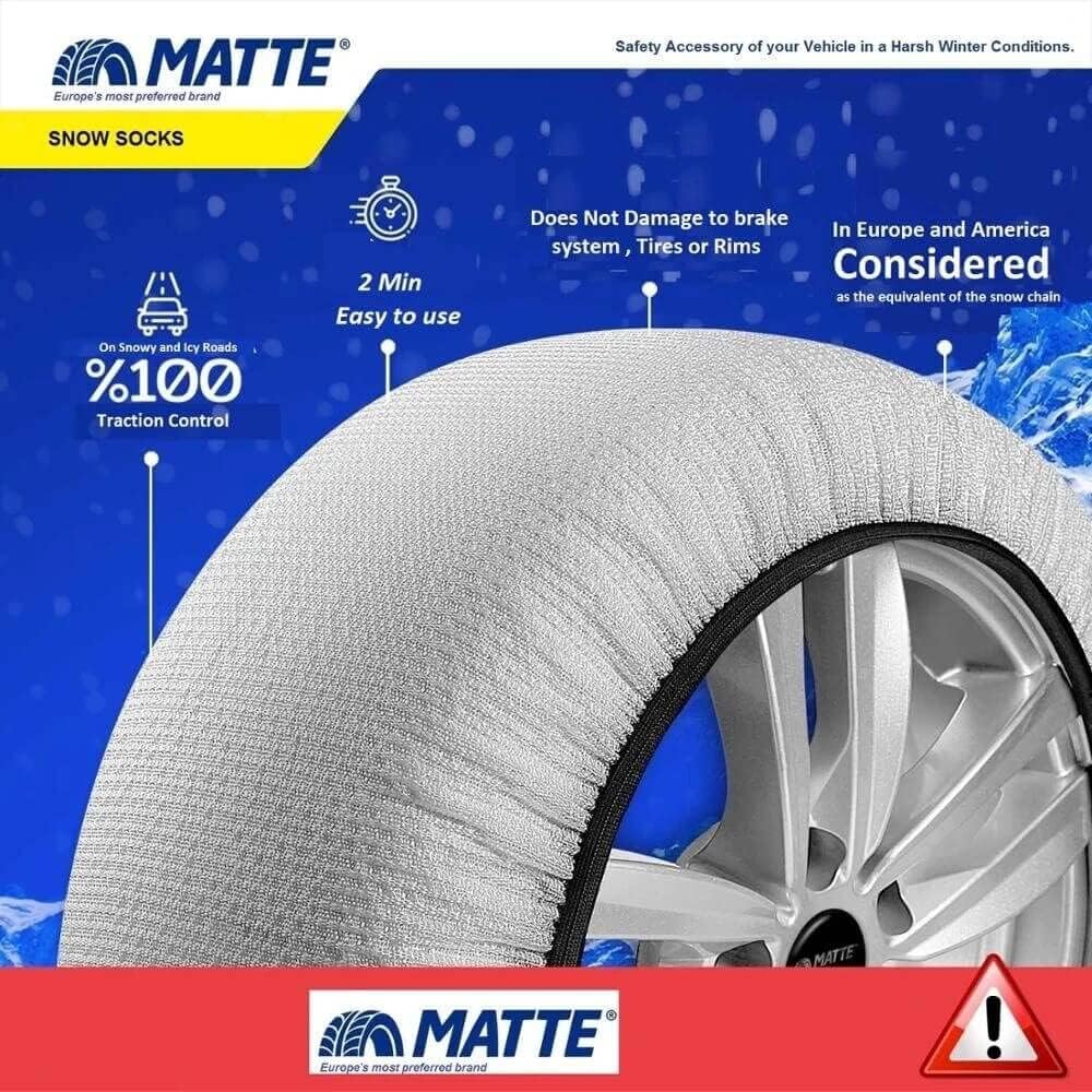 Vita Matte snösockor monterade på bildäck nära snö.