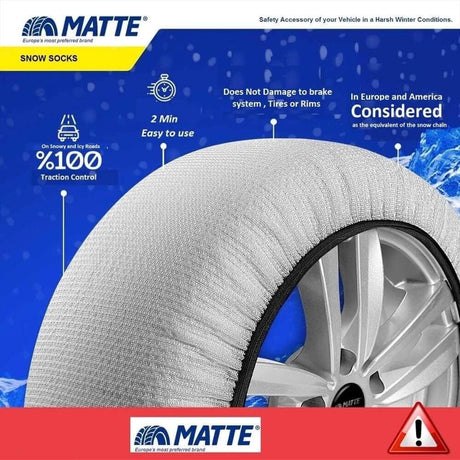 Vita Matte snösockor monterade på bildäck nära snö.