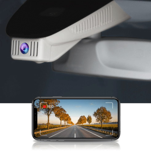 FitCamX dashcam installerad i Mercedes EQC 2022-2025, med inspelning visad på smartphoneskärm.