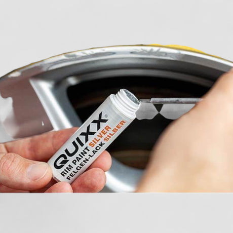 Quixx fälglack reparation för fälgar som används på en silverfälg.