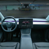 S3XY Strip LED-ljus installerade på instrumentbrädan i en Tesla Model 3/Y, sedd från förarsätet.