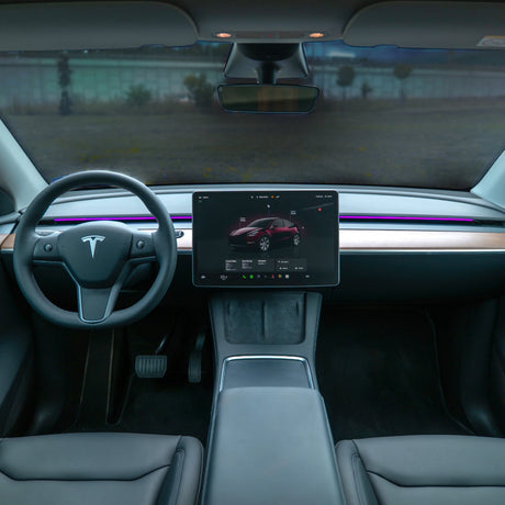 S3XY Strip LED-ljus installerade på instrumentbrädan i en Tesla Model 3/Y, sedd från förarsätet.