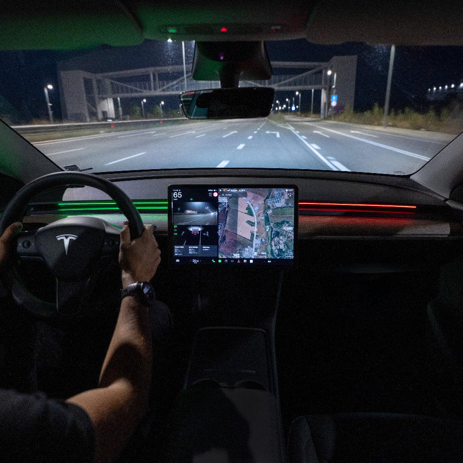 S3XY Strip LED-ljus för Tesla Model 3/Y monterade på instrumentbrädan med röd och grön belysning.