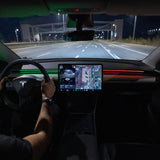 S3XY Strip LED-ljus för Tesla Model 3/Y monterade på instrumentbrädan med röd och grön belysning.