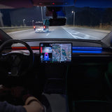 Ambientbelysning med S3XY Strip installerad i en Tesla Model 3/Y-kabin under körning på natten.
