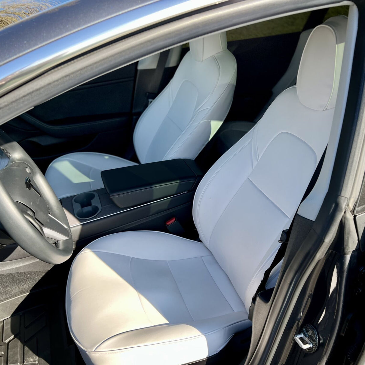 Vitt sätesöverdrag i Tesla Model 3-interiör, komplett set.