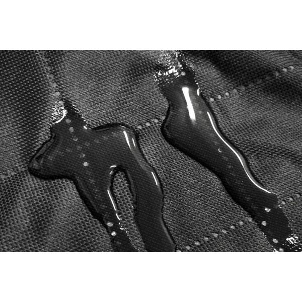 vattnet på bilbarnstolsskyddet visar att tyget är vattenavvisande