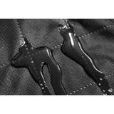 vattnet på bilbarnstolsskyddet visar att tyget är vattenavvisande