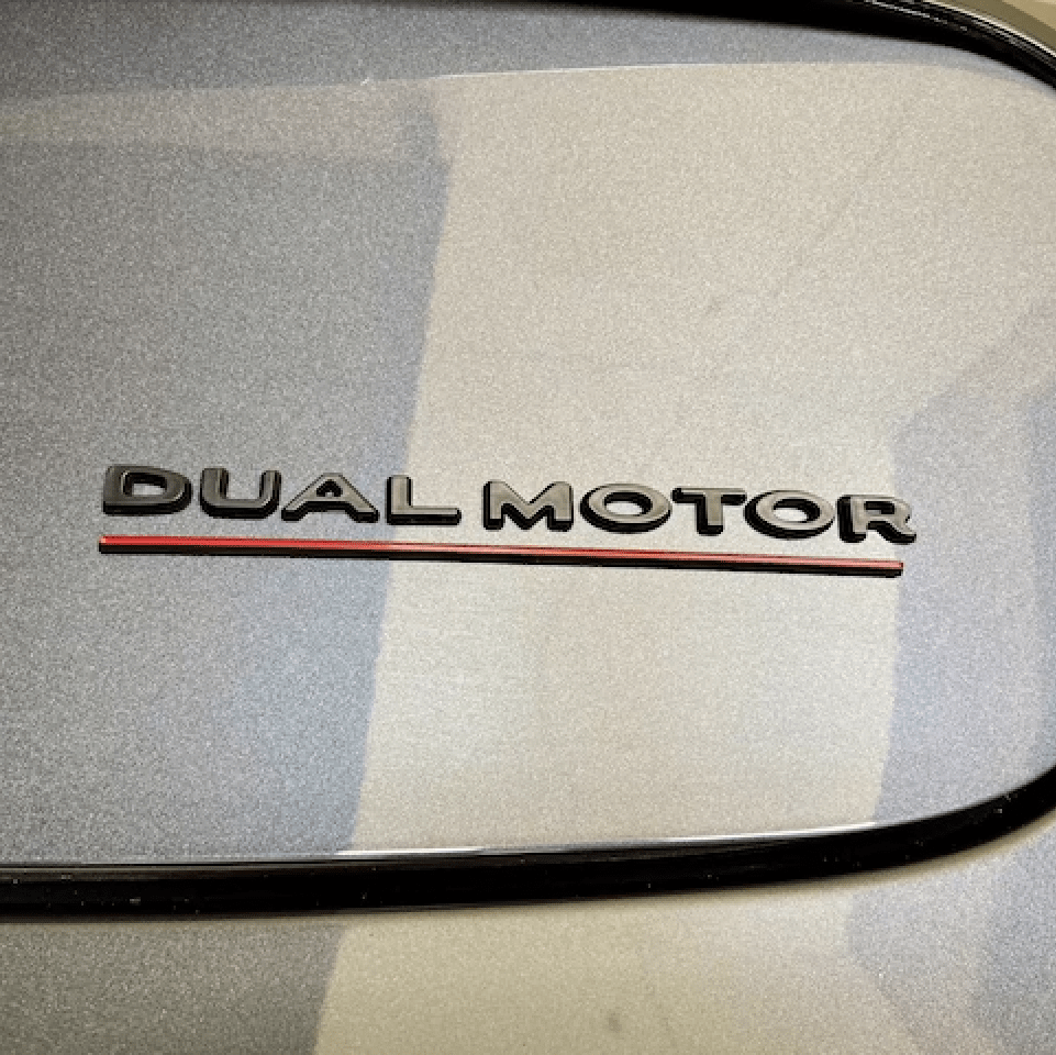 Dual Motor-emblem (flera färger)