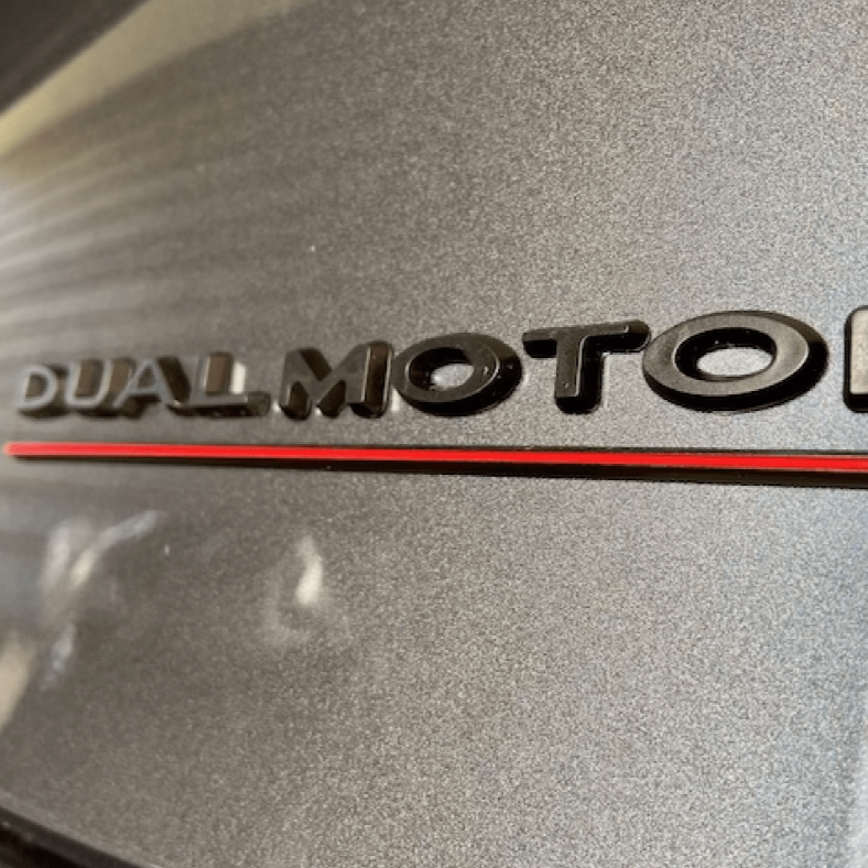Dual Motor-emblem (flera färger)